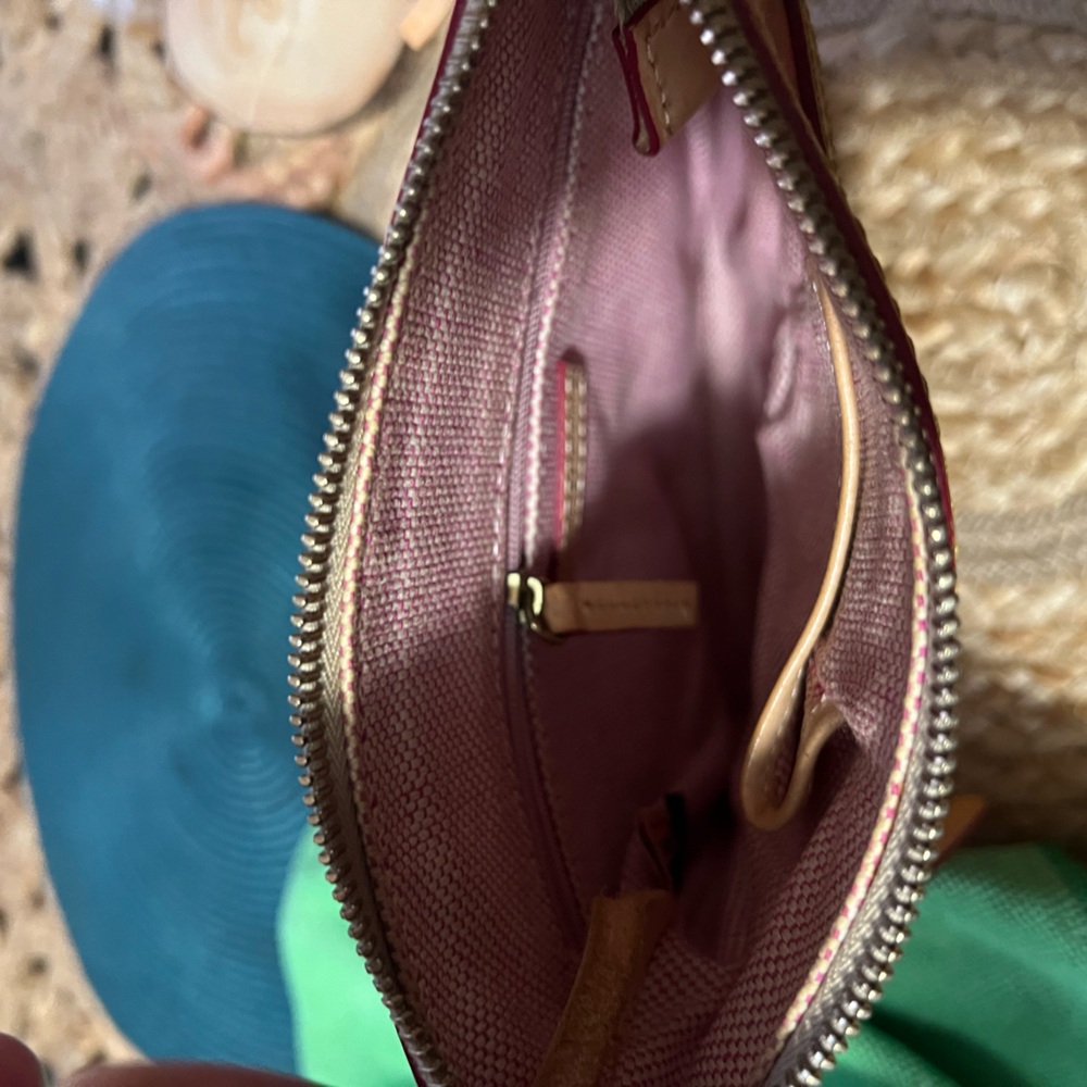 ❤️Vintage Dooney & Bourke “Heart Design” Crossbody Bag - Picture 8 of 10